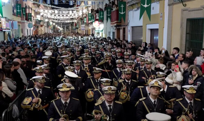 El estreno de las Tres Caídas de Triana del popurrí de Arahal