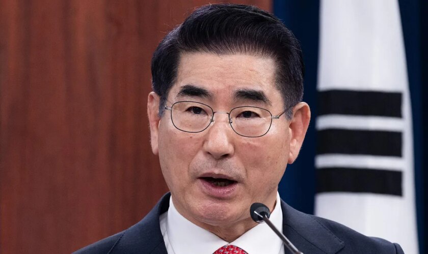 El ex ministro de Defensa de Corea del Sur es detenido por cargos de traición un día después de que el presidente sobreviviera al proceso de destitución