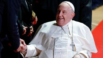 El papa Francisco hace la primera visita papal a Córcega entre muestras de fervor popular