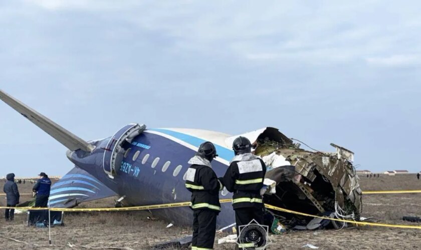 El presidente de Azerbaiyán acusa a Moscú de intentar ocultar las causas del accidente de avión en Kazajistán y exige una disculpa pública