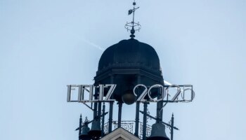 El reloj de la Puerta del Sol estrena cartel luminoso para dar la bienvenida al 2025