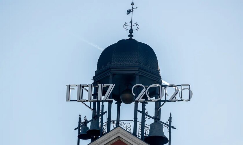 El reloj de la Puerta del Sol estrena cartel luminoso para dar la bienvenida al 2025