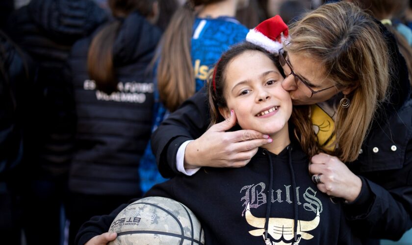 El triple de Duna, la niña que repartió 3.360.000 euros en su club de baloncesto: "Siempre ha sido muy especial y ahora es la estrella del barrio"