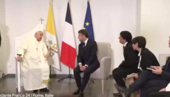 Emmanuel Macron rencontre le pape François à l'aéroport d'Ajaccio