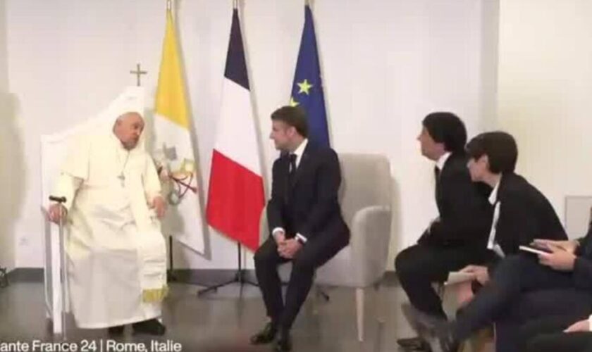 Emmanuel Macron rencontre le pape François à l'aéroport d'Ajaccio