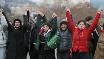 En Géorgie, les manifestants forment une chaîne humaine avant l'investiture du président contesté