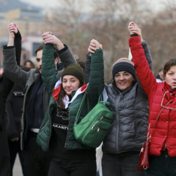 En Géorgie, les manifestants forment une chaîne humaine avant l'investiture du président contesté