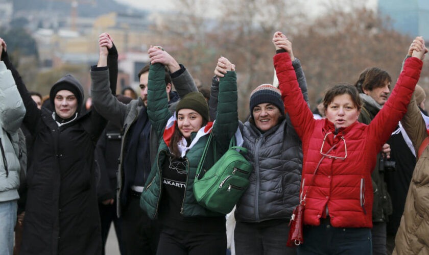 En Géorgie, les manifestants forment une chaîne humaine avant l'investiture du président contesté