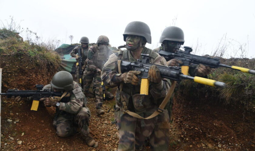 En images : reportage dans les tranchées où l’armée française forme ses futurs fantassins