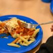 Die SPD will ein kostenfreies Mittagessen in den Schulen einführen. (Symbolbild) Foto: Jens Kalaene/dpa