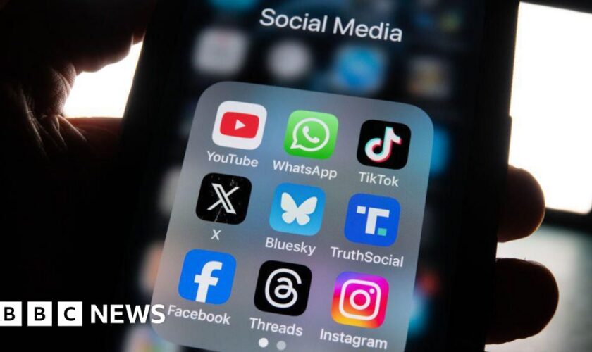 Facebook, Instagram and Whatsapp down in mass Meta outage