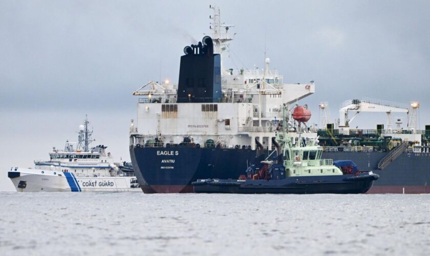 Der Öltanker Eagle S vor der Küste Finnlands neben einem Schiff der finnischen Küstenwache