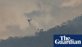 Firefighters still wary of Grampians outbreak after fire destroys at least three homes