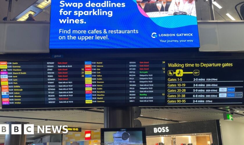 Fog causes flight delays at Gatwick Airport for a third day