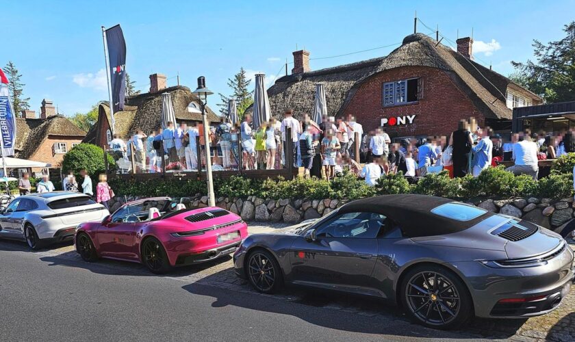 Porsche und Parolen: der "Pony"-Club in Kampen auf Sylt, fotografiert, wenige Stunden bevor einige Gäste Nazi-Sprüche riefen