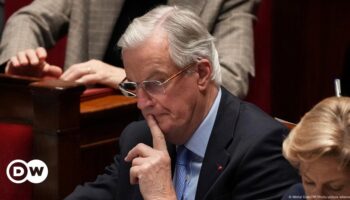 France: MPs vote on ousting government