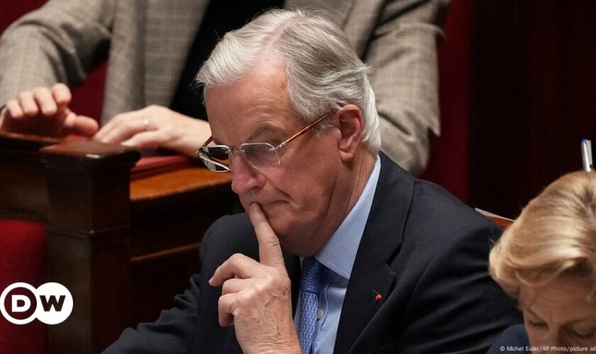 France: MPs vote on ousting government