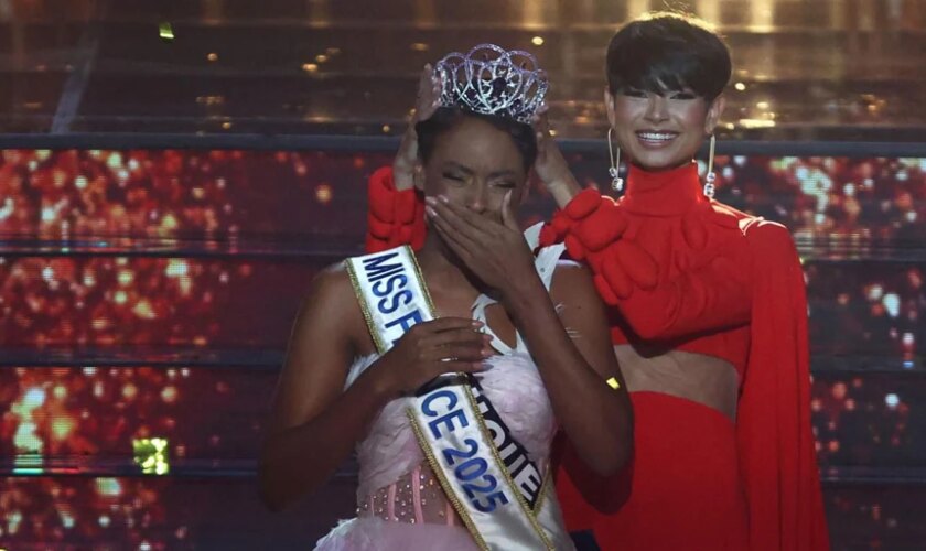 Francia elige a su miss más mayor, la primera de la isla caribeña de Martinica