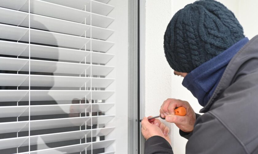 Einbrecher versucht durchs Fenster ins Haus zu kommen