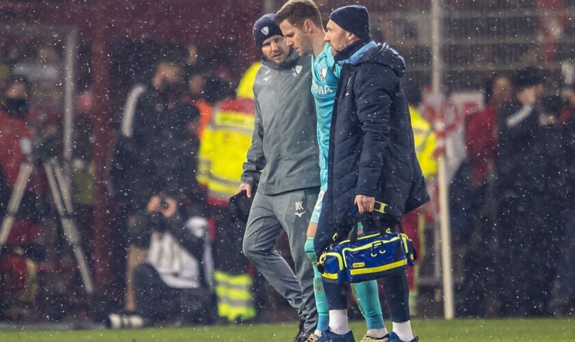 Bochums Keeper Drewes muss in Berlin vom Feld Foto: Andreas Gora/dpa