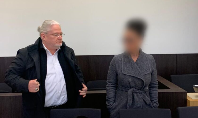 Die Angeklagte mit ihrem Anwalt vor dem Amtsgericht in Düsseldorf