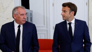 Gouvernement, consultations : François Bayrou soumet Emmanuel Macron à sa méthode