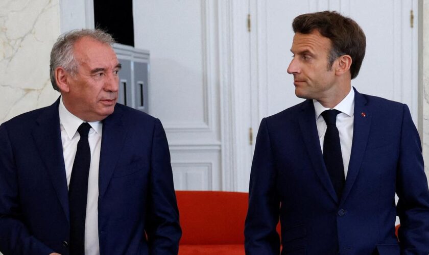 Gouvernement, consultations : François Bayrou soumet Emmanuel Macron à sa méthode