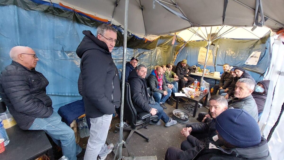 Grève des bus de Cergy-Pontoise : à Conflans, les chauffeurs « prêts à passer Noël ici »