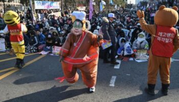 Tanzender Demonstrant mit Yoon-Maske