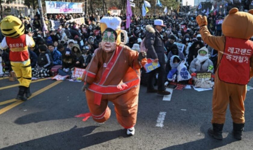 Tanzender Demonstrant mit Yoon-Maske