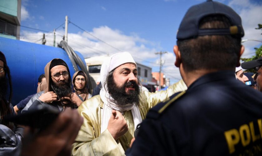 Ein Mann der Sekte Lev Tahor protestiert