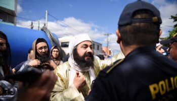 Ein Mann der Sekte Lev Tahor protestiert