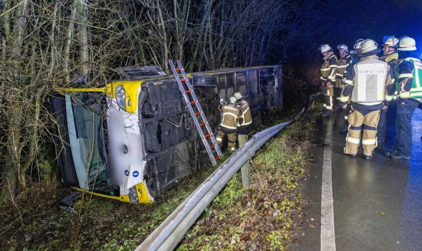 Wie es zu dem Unfall kam, war zunächst unklar. Foto: Justin Brosch/dpa