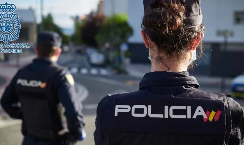 Hospitalizada una mujer tras lanzarla una hombre desde un cuarto piso en Marbella