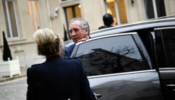 « Il faut bien que quelqu’un s’y colle » : à Matignon, les débuts contrariés de François Bayrou