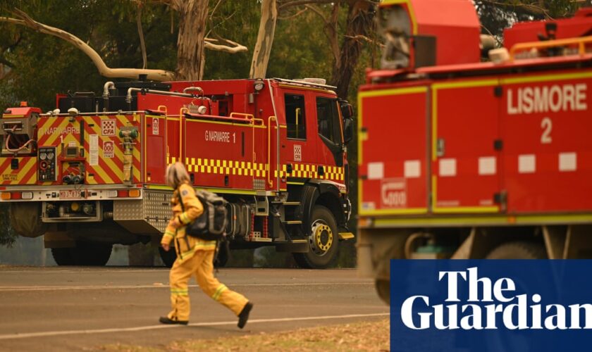 Immediate fire threat moves to NSW as Victoria continues to battle Grampians blaze