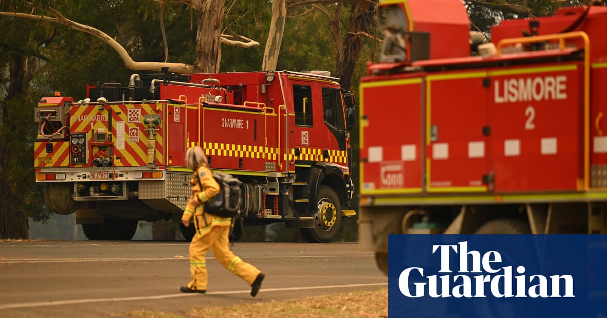 Immediate fire threat moves to NSW as Victoria continues to battle Grampians blaze