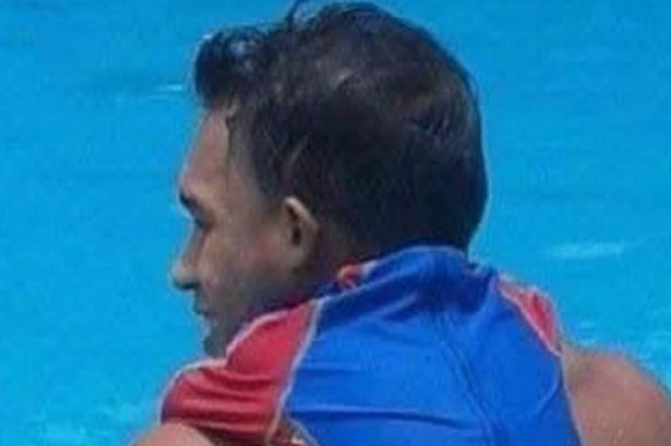 Innocent-looking snap showing dad at swimming pool goes viral – can you see why?