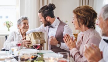 Geschenke für Oma: Ob zu Weihnachten oder zum Geburtstag — kennen Sie schon diese Geschenkideen?