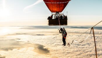 «J’ai fait l’erreur de me prendre pour un super-héros» : Julien Roux, le funambule de l’extrême qui combat le vertige à 4832 mètres d’altitude