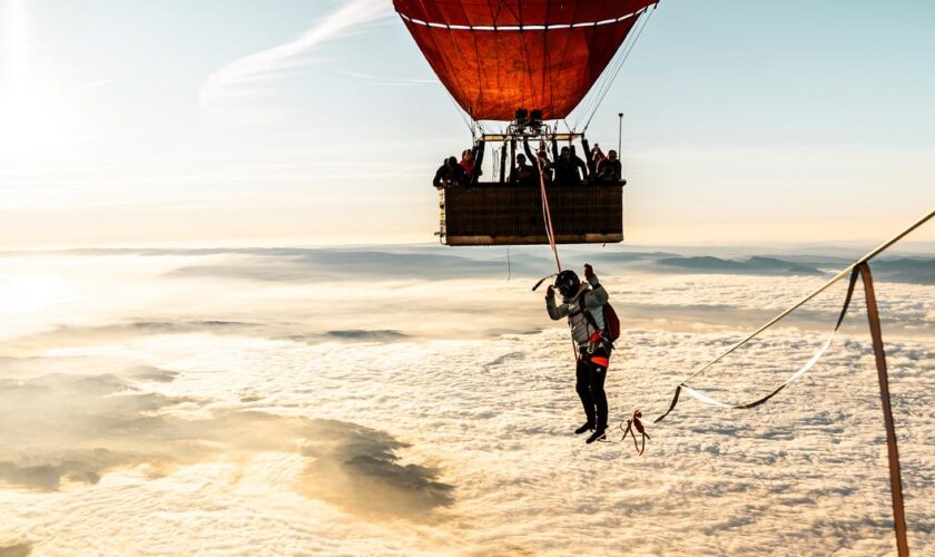 «J’ai fait l’erreur de me prendre pour un super-héros» : Julien Roux, le funambule de l’extrême qui combat le vertige à 4832 mètres d’altitude