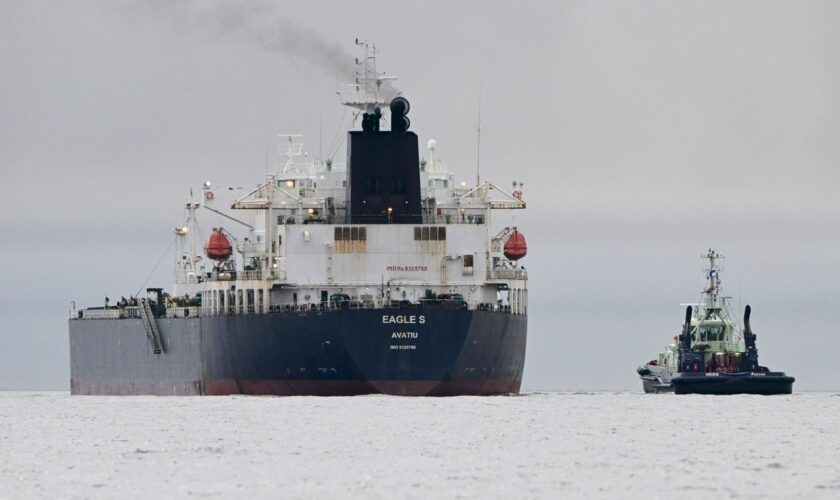 Unter Sabotageverdacht: Der Tanker Eagle S". Foto: Jussi Nukari/Lehtikuva/dpa