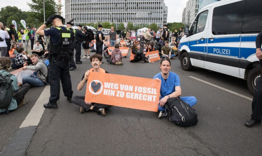 Aktivisten der Letzten Generation bei einer Straßenblockade