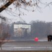 Zwei Reiter der Polizei sind nahe der Fundstelle einer Fliegerbombe in Nürnberg unterwegs. Foto: Daniel Karmann/dpa