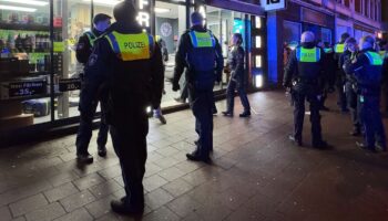 In Hamburg gibt es einen größeren Einsatz an einem Friseursalon. Foto: René Schröder/News5/dpa