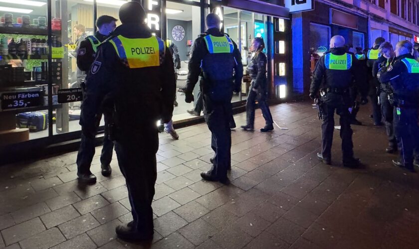 In Hamburg gibt es einen größeren Einsatz an einem Friseursalon. Foto: René Schröder/News5/dpa