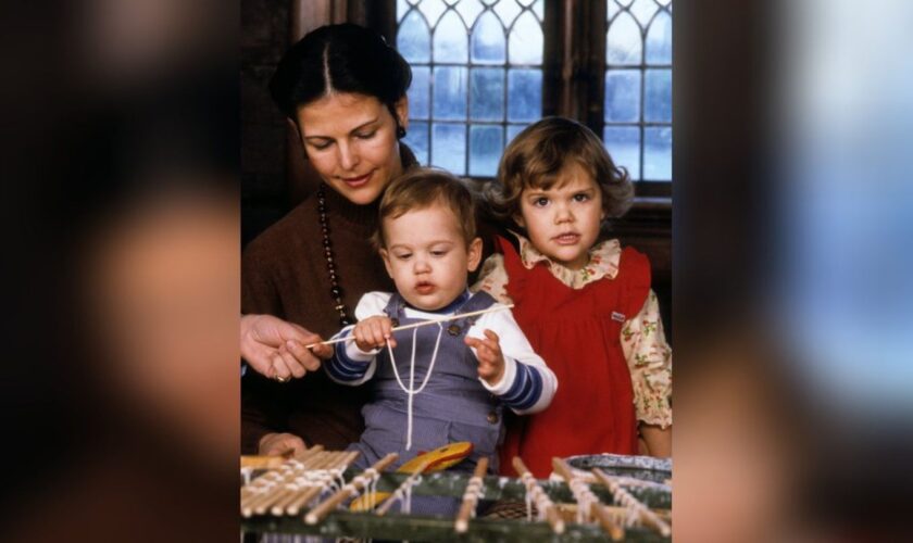 Königin Silvia, Prinz Carl Philip und Kronprinzessin Victoria 1980 beim Kerzenziehen.