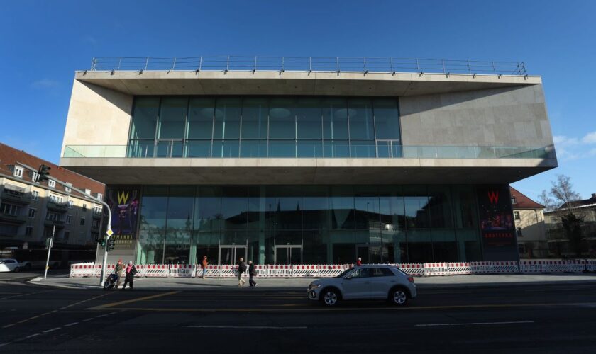 Das Würzburger Mainfranken-Theater und Intendant Trabusch trennen sich vorzeitig. Foto: Karl-Josef Hildenbrand/dpa