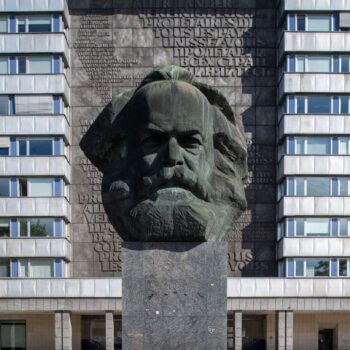 Das bekannte Karl-Marx-Monument in Chemnitz wird Schauplatz der großen Eröffnungsshow zum Kulturhauptstadtjahr 2025 (Archivbild)