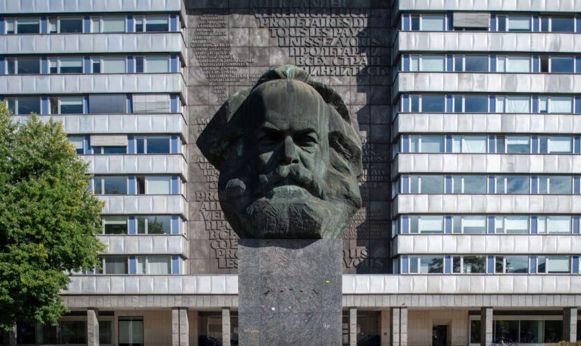 Das bekannte Karl-Marx-Monument in Chemnitz wird Schauplatz der großen Eröffnungsshow zum Kulturhauptstadtjahr 2025 (Archivbild)